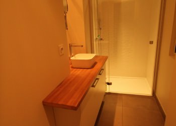 Salle de bain avec plan de travail en bambou